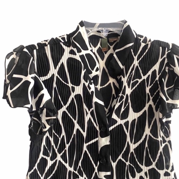 ⭐️ Pretty animal graphic print top, stretchy - Picture 8 of 16